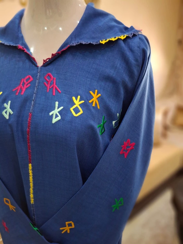 Djellaba marocaine bleu marine avec motifs amazigh multicolores
