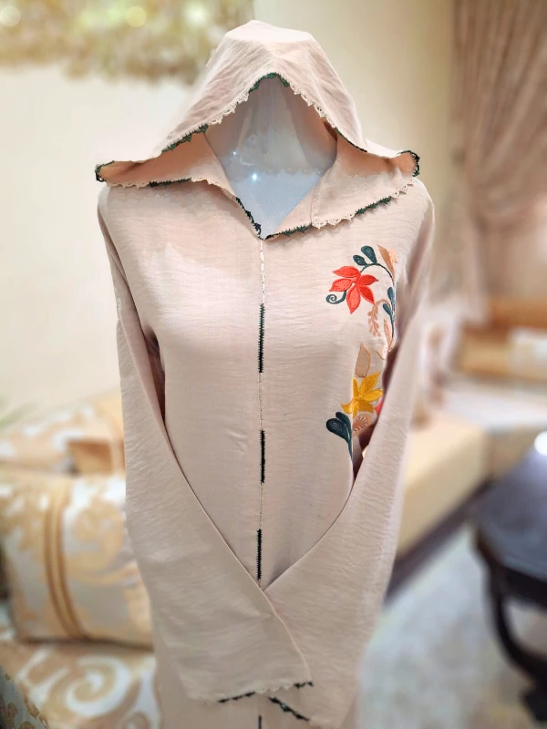 Djellaba marocaine beige avec broderie florale et capuche