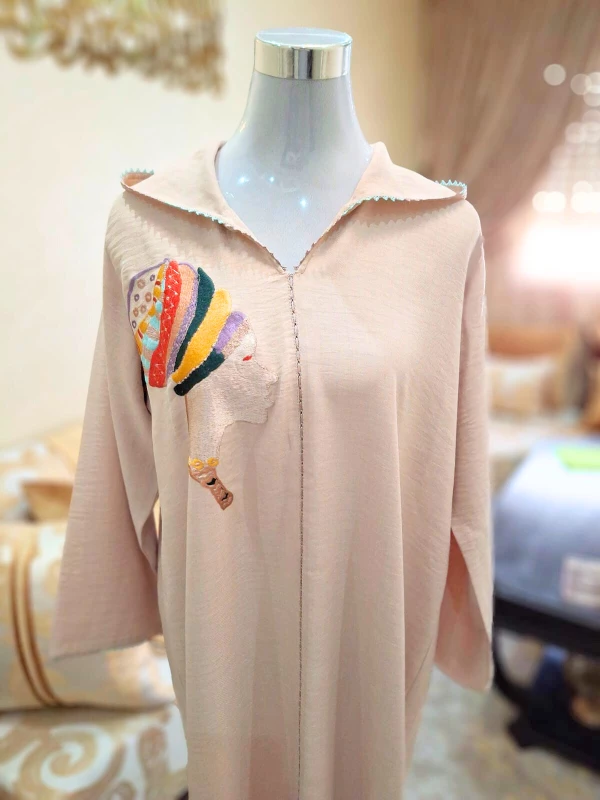 Djellaba marocaine beige avec broderie colorée en forme de glace