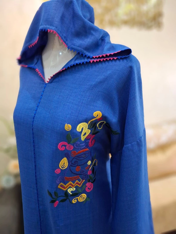 Djellaba marocaine bleu royal avec broderie florale et cachemire artistique